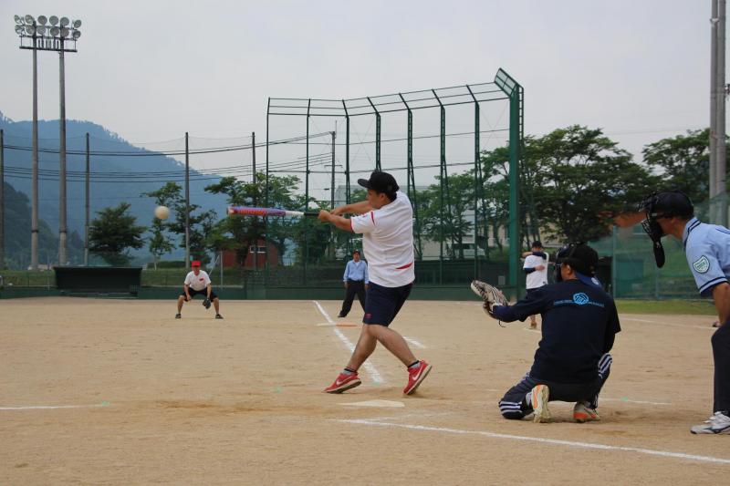 自治会対抗ソフトボール大会決勝戦の様子