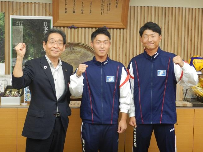 市長と記念撮影する中川選手（中央）と早川選手（右）