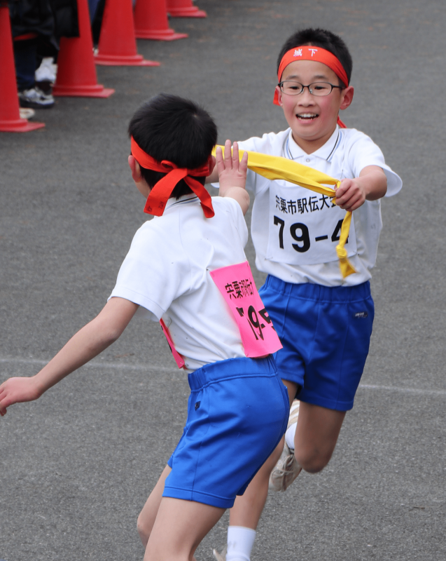 タスキリレーをする参加児童