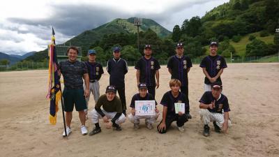 念願の優勝を果たした斉木の選手ら