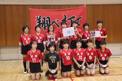 優勝した蔦澤少女バレーボール教室の選手ら