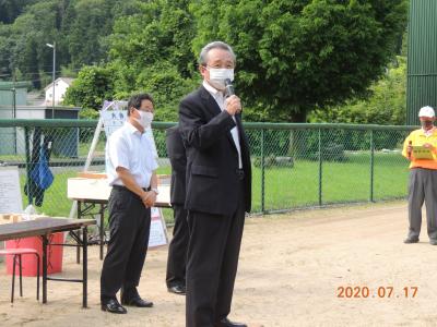 兵庫県議会議員の春名哲夫さんから祝辞を頂戴する様子