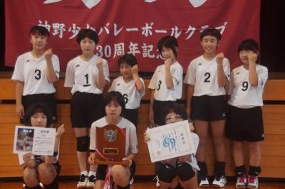 準優勝した神野少女バレーボールクラブの選手ら